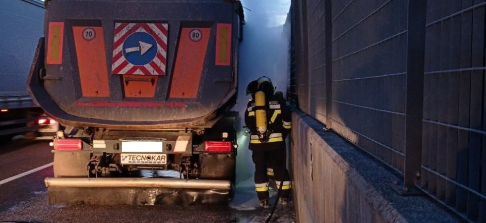 Paura sulla Ss47, la ruota di un camion prende fuoco e l’incendio rischia di propagarsi al mezzo pesante